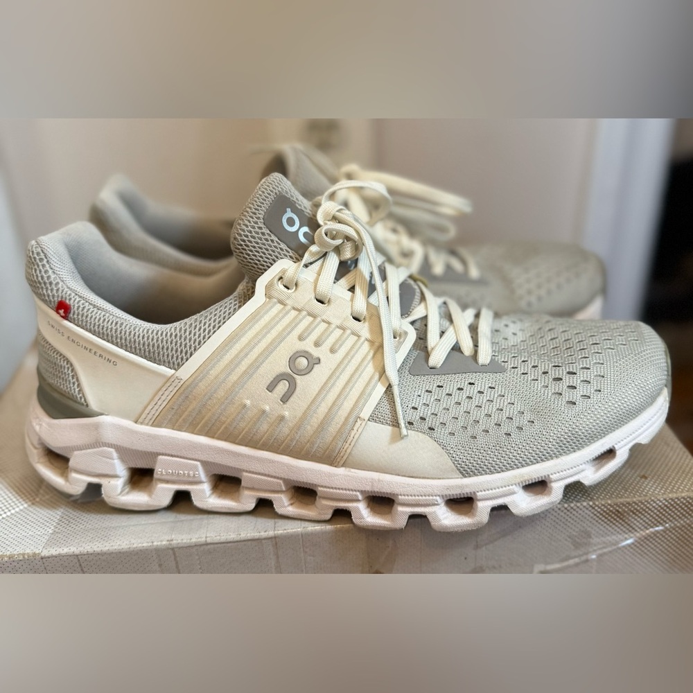 On Cloud Cloudswift Running Light Gray and white Sneakers women 9.